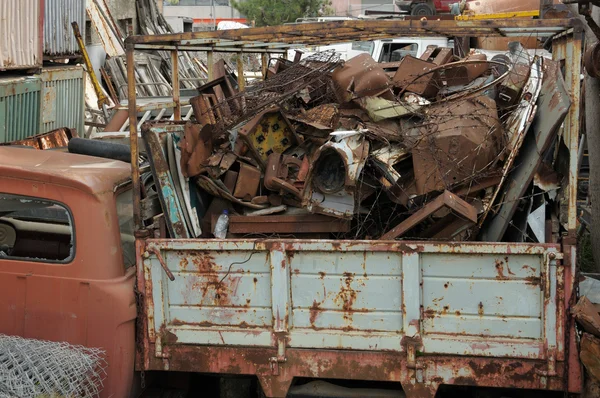Rottami di metallo arrugginito in un deposito di rottami — Foto Stock