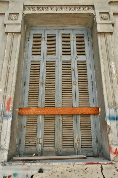 Окно с декоративным меандром — стоковое фото