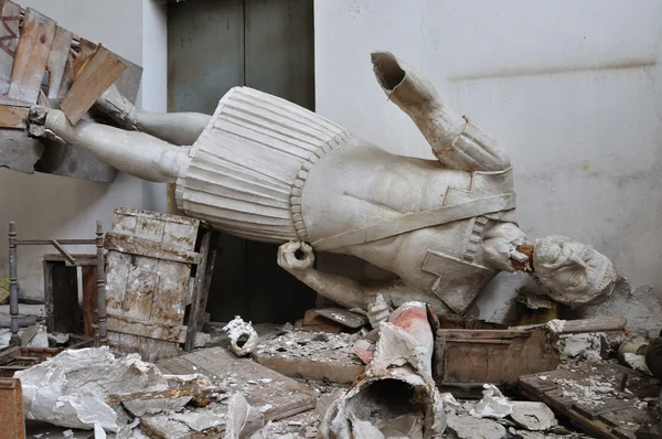 Statua rotta gigantesca figura di dio antico — Foto Stock