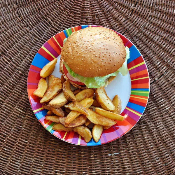 Cheeseburger en frietjes — Stockfoto