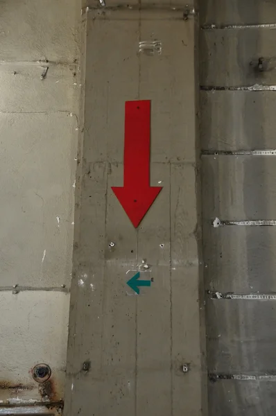 工場の壁と矢印記号 — ストック写真