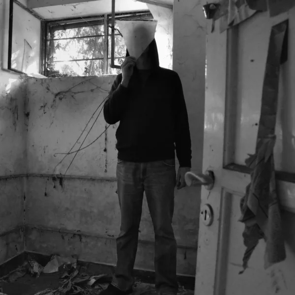 Kırık cam parçasının tarafından kapatmamasını adam — Stok fotoğraf