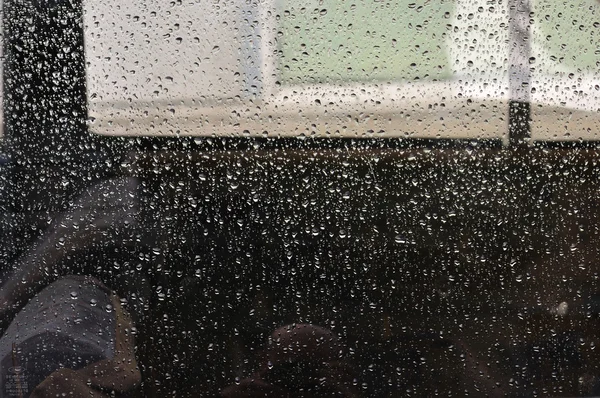 Капли дождя на стекле — стоковое фото