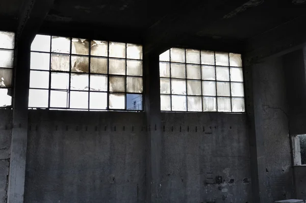 Windows a betonové zdi v továrně interiéru — Stock fotografie