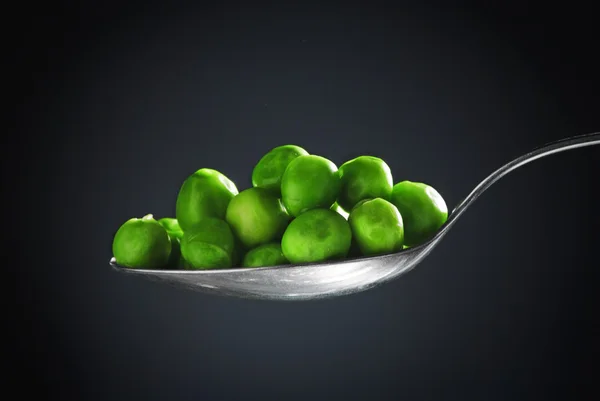新鮮なエンドウ豆をスプーン — ストック写真