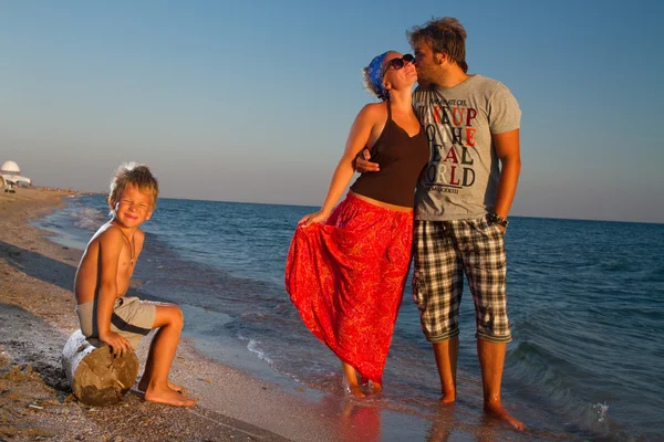 海による家族の休日 ロイヤリティフリーのストック画像