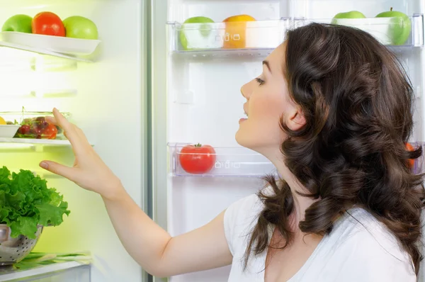 食べ物をもつ冷蔵庫 — ストック写真
