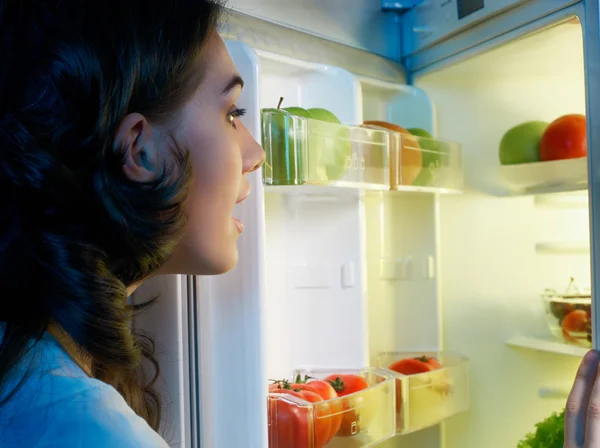 食べ物をもつ冷蔵庫 — ストック写真