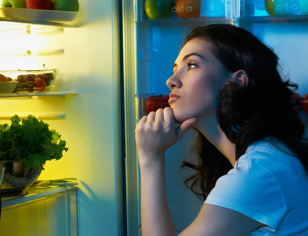 Kühlschrank mit Lebensmitteln — Stockfoto