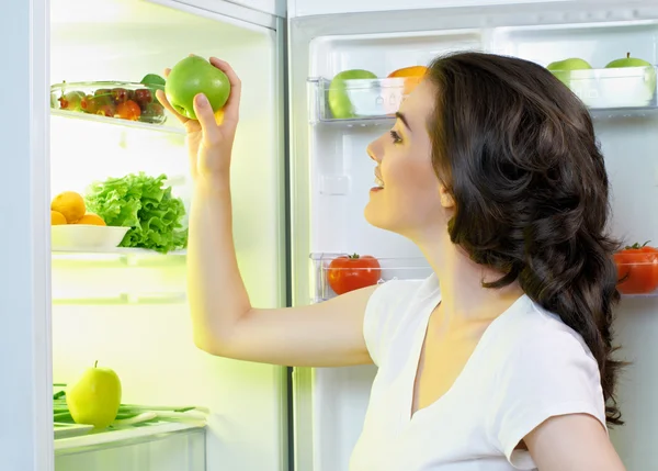 Réfrigérateur avec nourriture — Photo