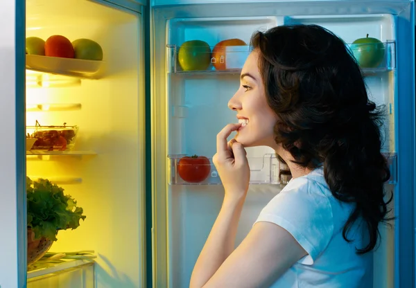 Réfrigérateur avec nourriture — Photo
