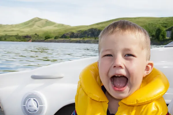Reizen van kinderen op het water in de boot — Stockfoto