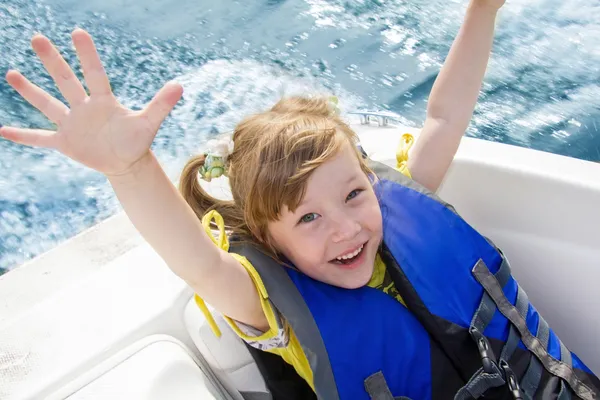 Viaje de los niños en el agua en el barco —  Fotos de Stock
