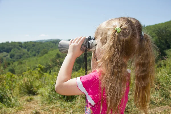 Niño y naturaleza. Supervisión del entorno en el vidrio de campo . —  Fotos de Stock