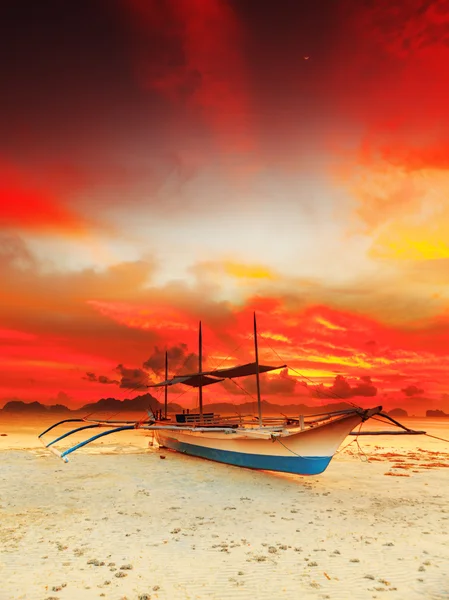Boot bei Sonnenuntergang — Stockfoto