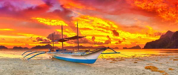 Barca al tramonto — Foto Stock