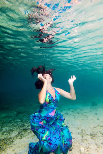 Mulher subaquática — Fotografia de Stock