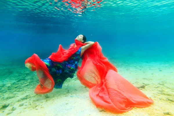 Su altında kadın — Stok fotoğraf