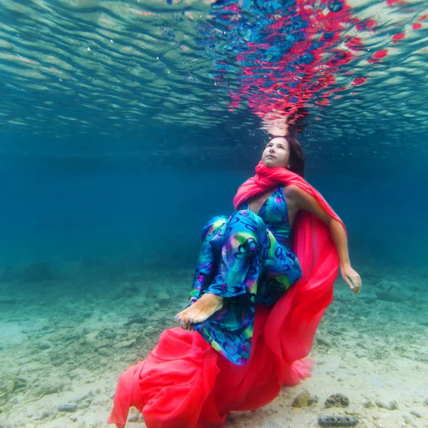 Vrouw onderwater — Stockfoto