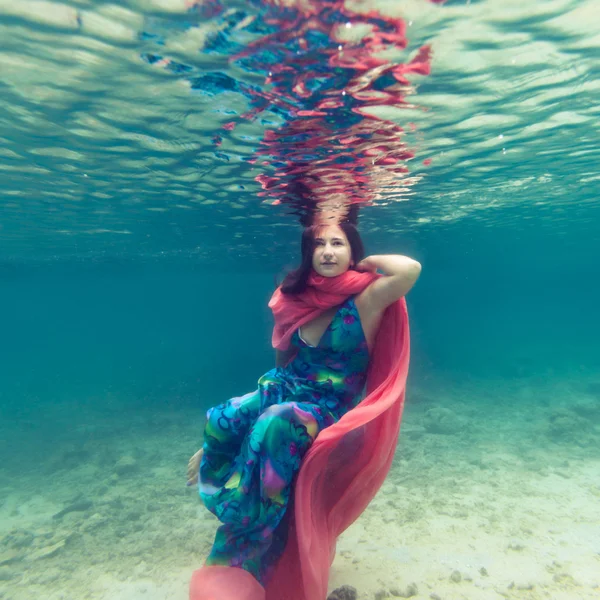 Kvinna under vattnet — Stockfoto