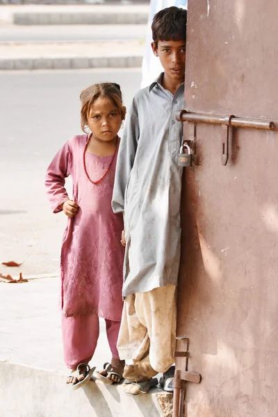 Deux enfants pakistanais dans le besoin attendant la charité — Photo