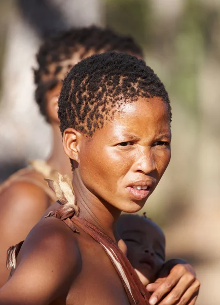 Giovane donna bushman con bambino — Foto Stock