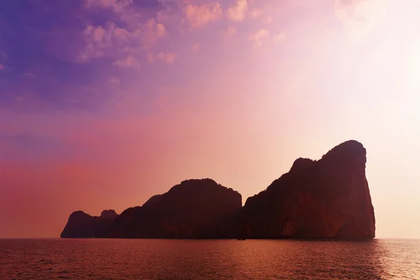 Pulau tropis saat matahari terbenam — Stok Foto