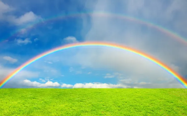 Regenbogen über grünem Feld — Stockfoto