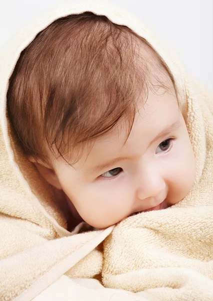 Baby wickelte das Badetuch — Stockfoto