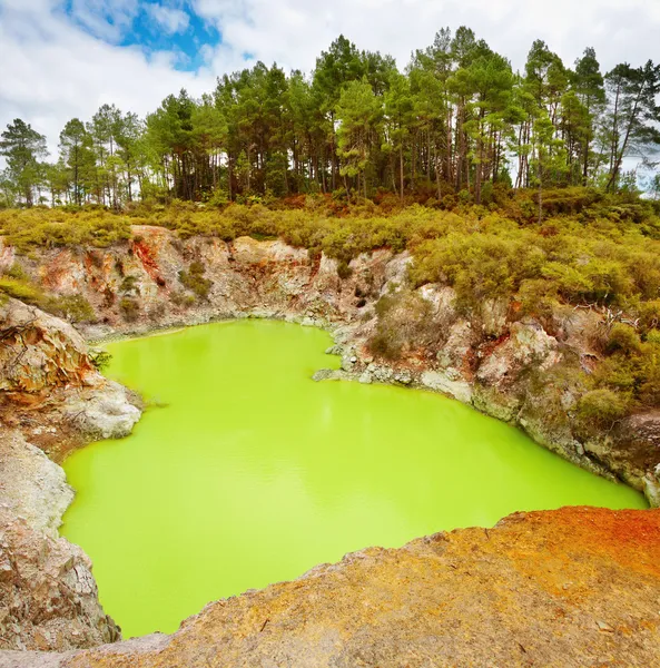 Devil's fürdő vulkáni kráter, Új-Zéland — Stock Fotó
