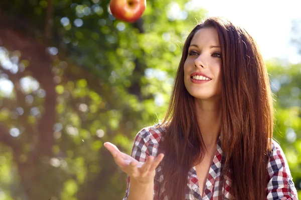 Krásná žena v zahradě s jablky — Stock fotografie