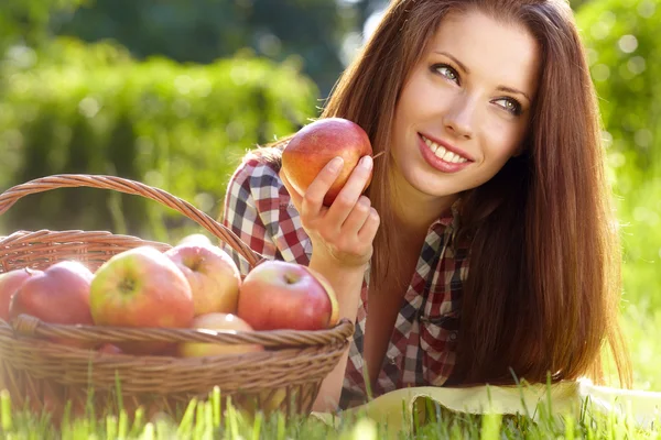 Beautifuwoman in de tuin met appels — Stockfoto