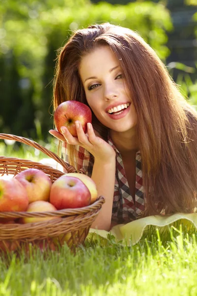 Beautifuwoman en el jardín con manzanas — Foto de Stock