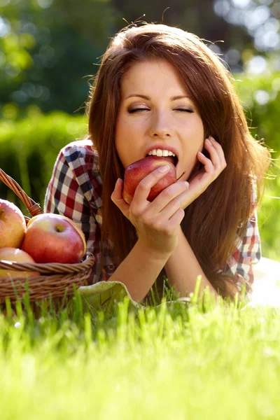 Beautifuwoman v zahradě s jablky — Stock fotografie