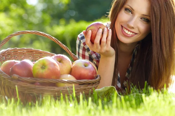 りんごと庭で beautifuwoman — ストック写真