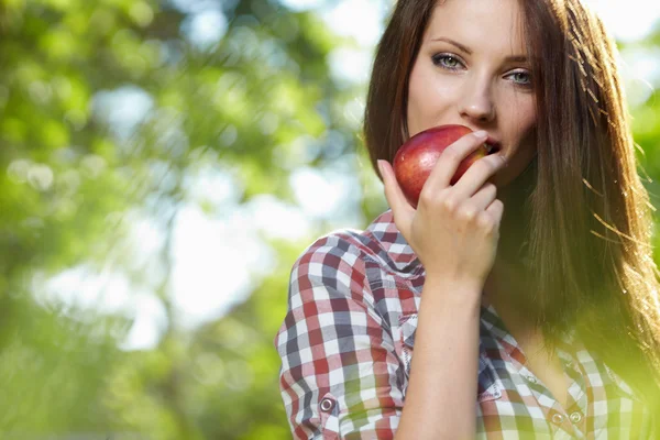 Vacker kvinna i trädgården med äpplen — Stockfoto