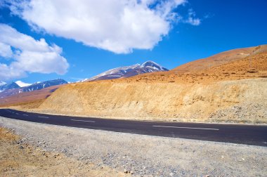 Çin'in Tibet sarımsı manzaralı yol