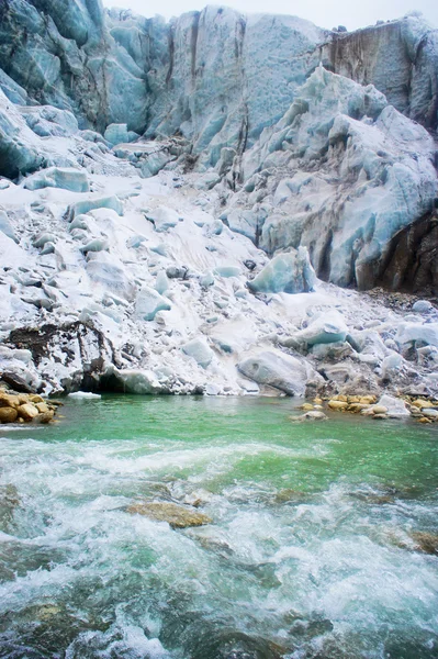 Gomukh，恒河.ice 洞穴的来源. — 图库照片