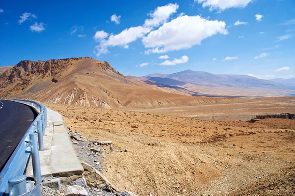 Vista strada di montagna giallastra in tibet della Cina — Foto Stock