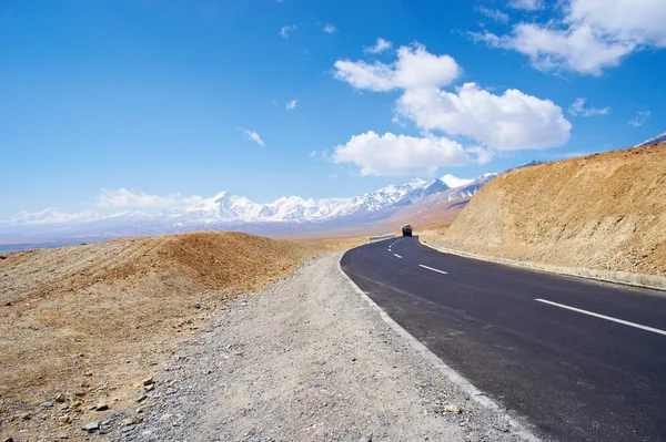 Çin'in Tibet sarımsı manzaralı yol — Stok fotoğraf