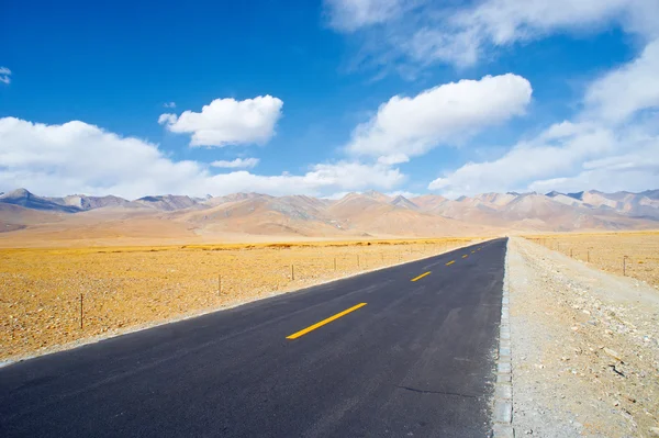 Visão de estrada de montanha amarelada no Tibete da China — Fotografia de Stock