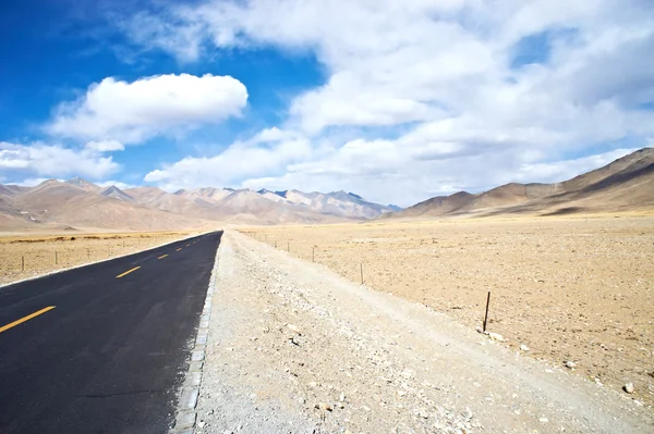 Vista amarillenta de la carretera de montaña en el Tíbet de China —  Fotos de Stock