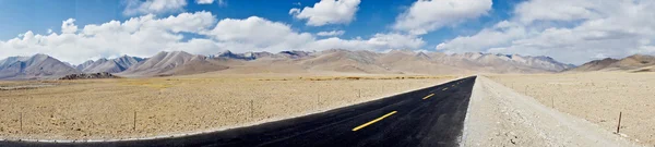Vista amarillenta de la carretera de montaña en el Tíbet de China — Foto de Stock