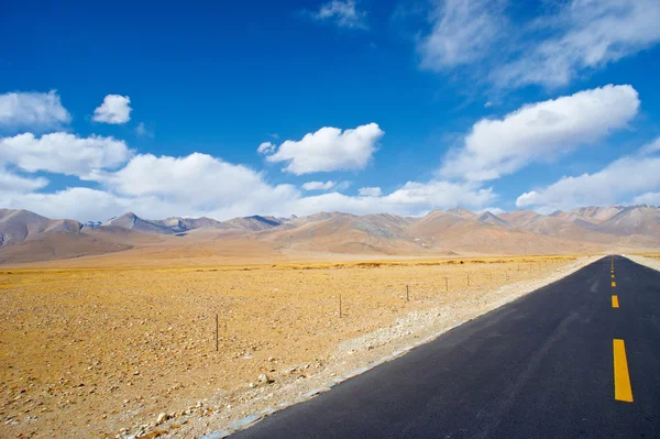 Nažloutlé horské silnici pohled v Tibetu Číny — Stock fotografie