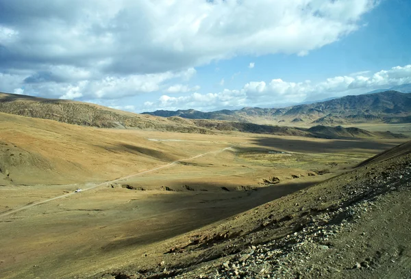 Visão de estrada de montanha amarelada no Tibete — Fotografia de Stock