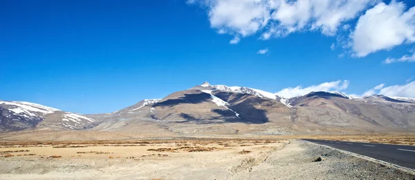 Sárgás hegyre road néző Tibetben — Stock Fotó
