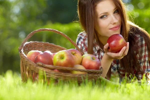 사과 함께 정원에서 아름 다운 여자 — 스톡 사진