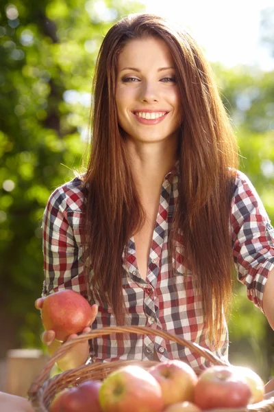 Mulher bonita no jardim com maçãs — Fotografia de Stock