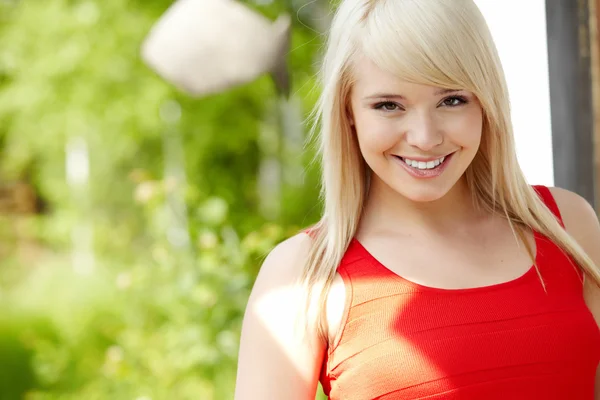 Красивая молодая блондинка на лугу с белыми цветами на — стоковое фото