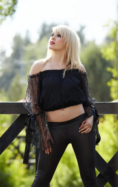 Piękna sexy młoda kobieta blondynka na tarasie — Zdjęcie stockowe